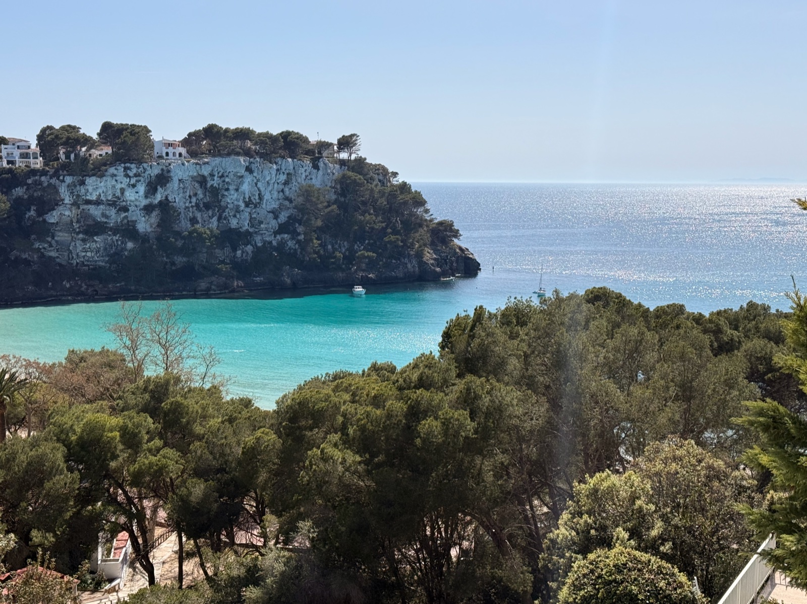 Badia de Cala Galdana amb penya-segats de calcària blanca i aigües turqueses profundes
