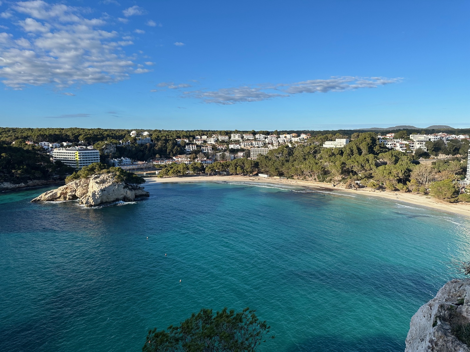 Vista panoràmica de la badia de Cala Galdana i el poble des de dalt