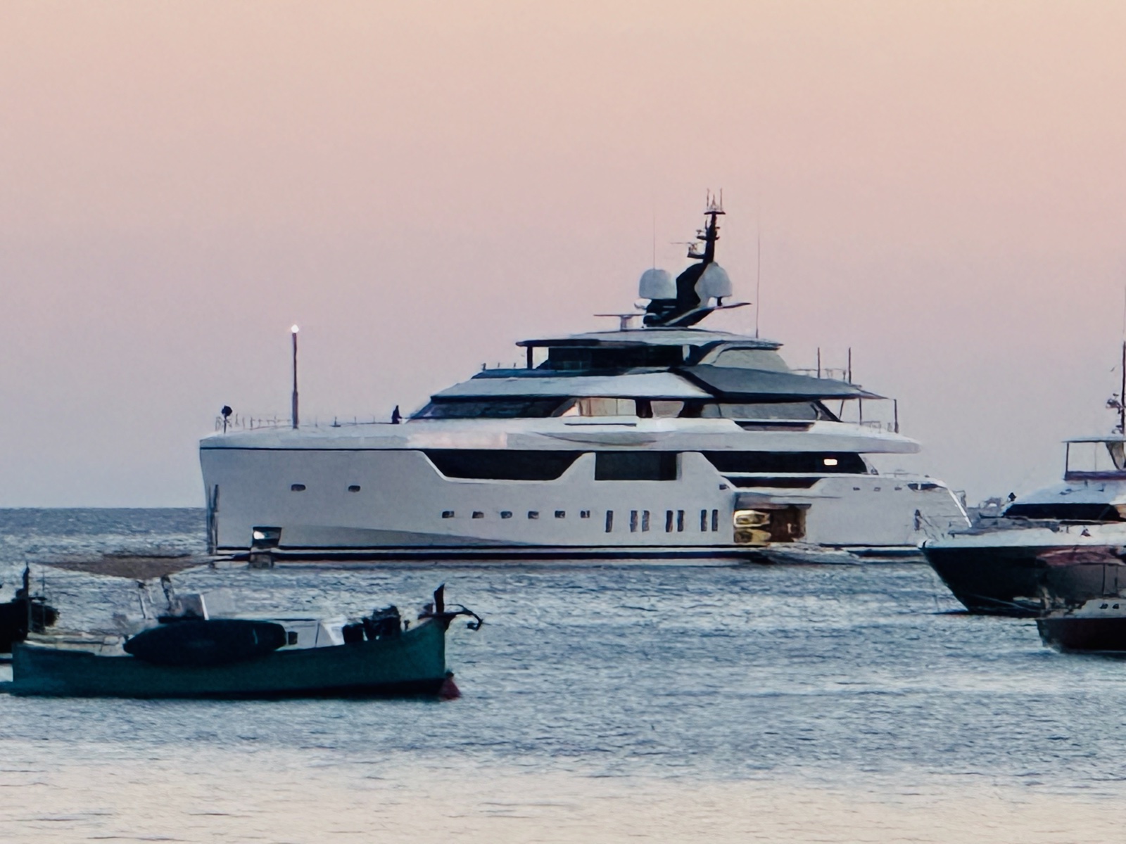 Superyacht de luxe ancorat a la badia al capvespre amb cel pastel