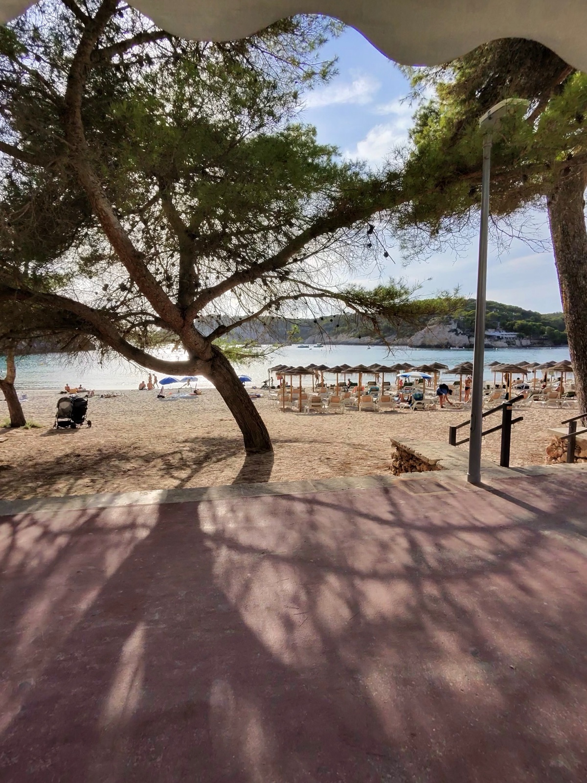Parasols sota pins a Cala Galdana