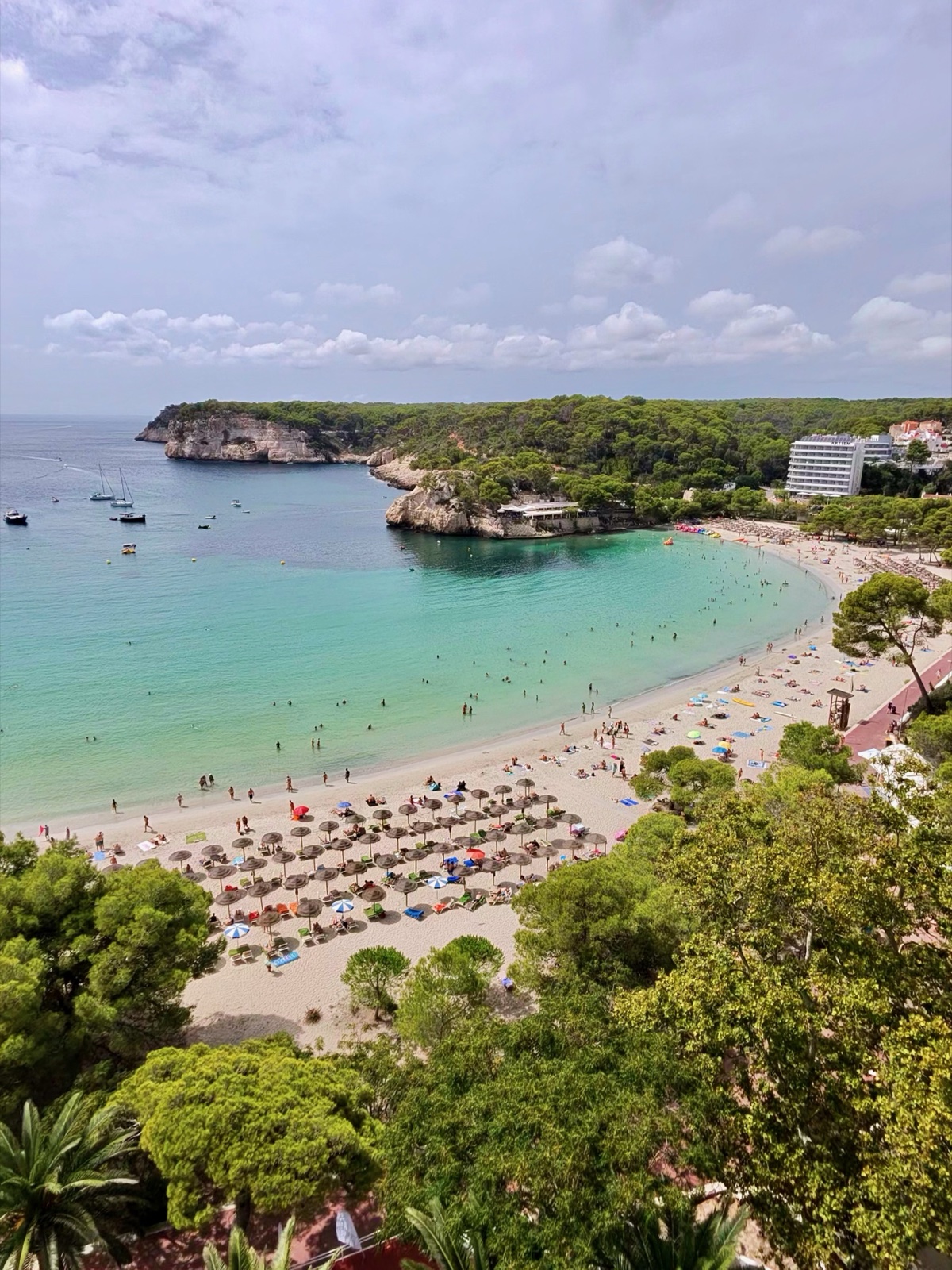 Vista panoràmica completa de la badia de Cala Galdana des del turó